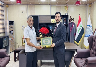 عميد كلية القانون بجامعة سومر يكرّم الموظف المحال إلى التقاعد قاسم عبدالحسين عليوي تقديرًا لعطائه